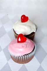 valentines day cupcakes with pink and white frosting